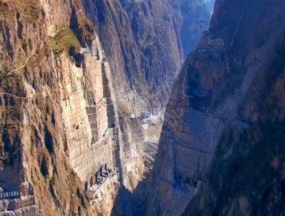 為建烏東德水電站，在峽谷底部挖90米深洞穴，用來干嘛的？