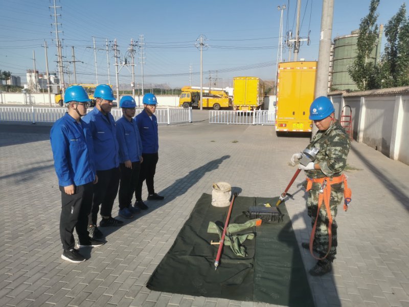 烏海電業(yè)局配電帶電作業(yè)中心：現(xiàn)場培訓(xùn)求實(shí)效，技能素質(zhì)再提升