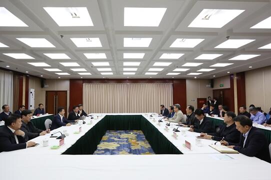 錢智民與保定市委書記黨曉龍、市長郭建英進(jìn)行座談交流