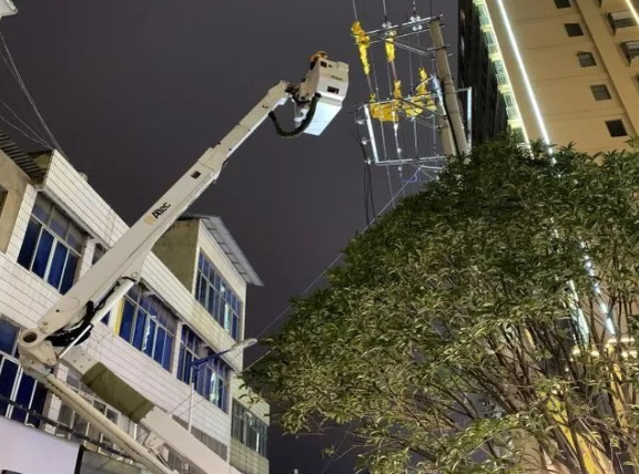 云南電網(wǎng)陸良供電局城區(qū)供電所冬夜搶修，杜絕用電隱患