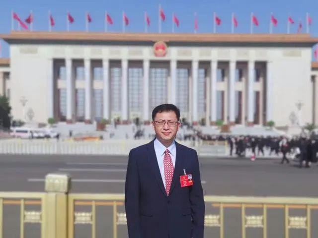 加快推動(dòng)新能源行業(yè) 與人工智能融合創(chuàng)新——訪全國(guó)人大代表、樂(lè)山太陽(yáng)能研究院院長(zhǎng)姜希猛