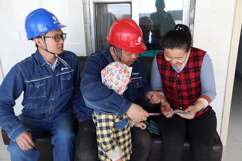 阿拉善電業(yè)局電力宣傳進(jìn)家門(mén)，客戶(hù)服務(wù)零距離
