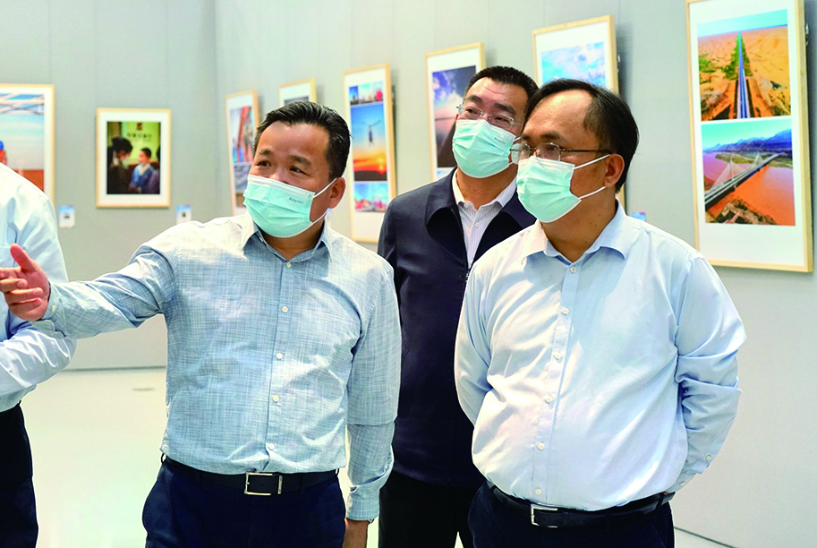 許振山、賈振國(guó)一行參觀“喜迎二十大 奮進(jìn)新征程”書(shū)法美術(shù)攝影展