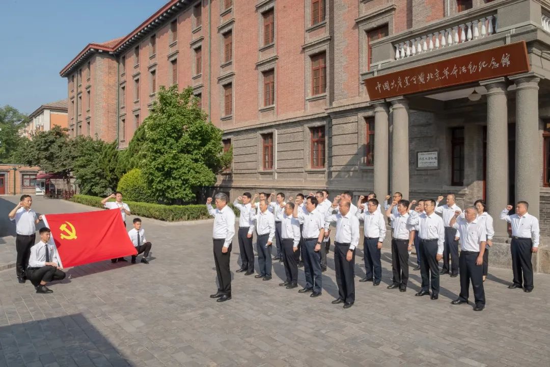 國(guó)家能源集團(tuán)黨組成員集體參觀學(xué)習(xí) “光輝偉業(yè)、紅色序章”主題展覽