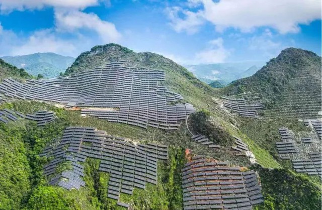全國(guó)首例！吉電股份“大容量、高坡度”集中式山地光伏項(xiàng)目并網(wǎng)