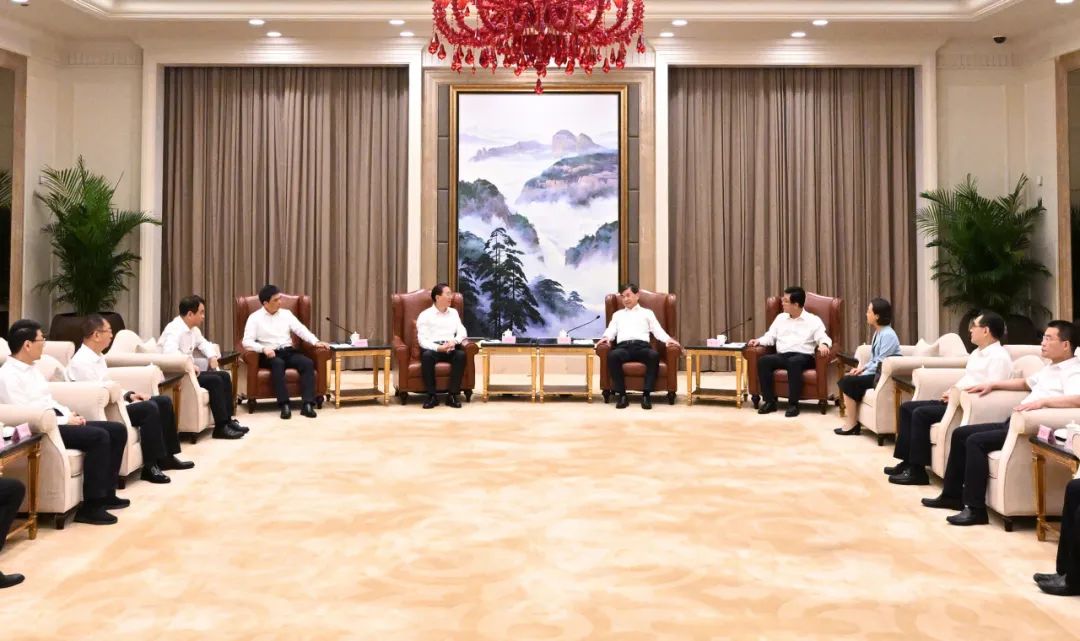 國家電網(wǎng)公司董事長、黨組書辛保安與福建省委書記周祖翼、省長趙龍會談