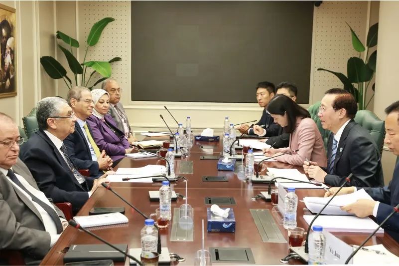 國家電網(wǎng)董事長辛保安與埃及電力部部長沙赫爾、中國駐埃及大使廖力強(qiáng)會(huì)談