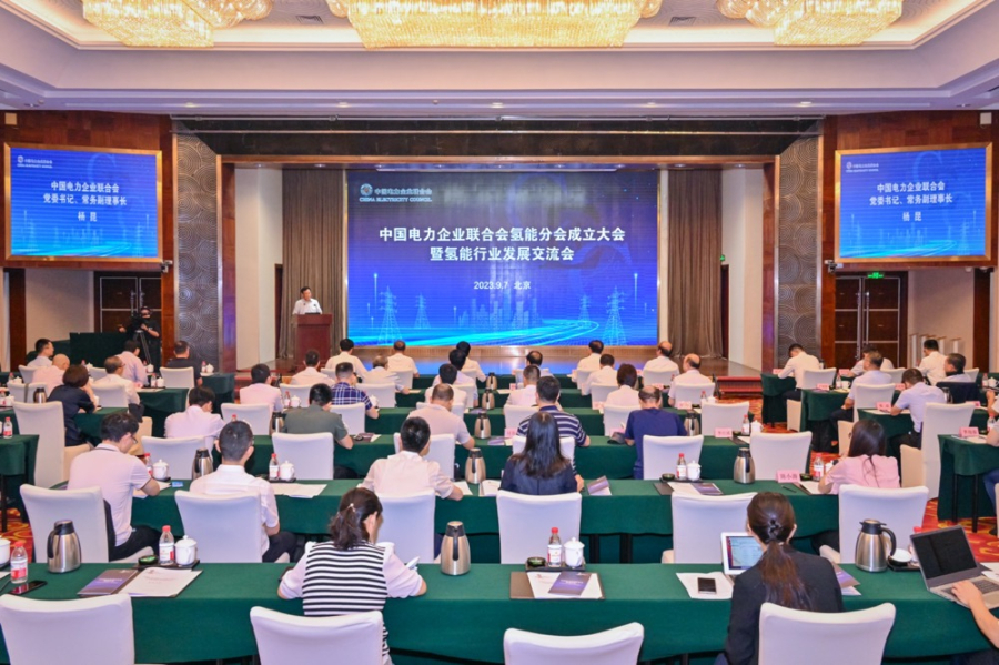 國工業(yè)和信息化部節(jié)能與綜合利用司司長黃利斌14日在吉林長春表示，目前，中國氫能“制儲輸用”產(chǎn)業(yè)鏈初步形成，已具有良好自身基數(shù)與大規(guī)模應(yīng)用市場，氫能產(chǎn)業(yè)呈現(xiàn)出逐步商業(yè)化的發(fā)展態(tài)勢。  當天，“氫動吉林”