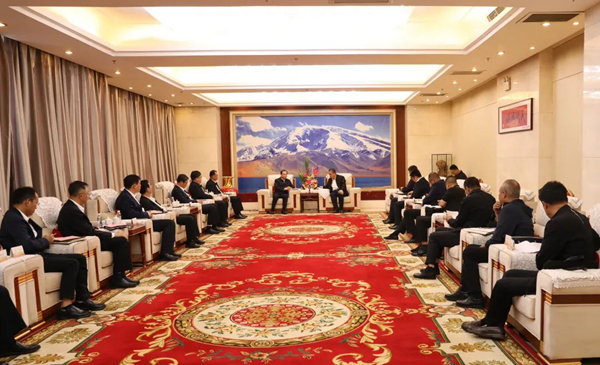 華電集團黨組書記、董事長江毅與喀什地委副書記、行署專員艾尼瓦爾·吐爾遜舉行會談