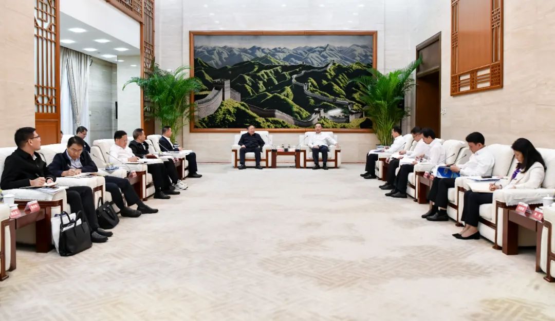大唐集團(tuán)有限公司黨組書(shū)記、董事長(zhǎng)鄒磊與廣西壯族自治區(qū)國(guó)資委黨委書(shū)記秦如培會(huì)談