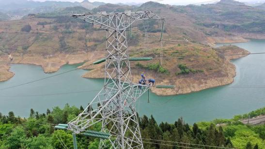 貴州興義供電局高空之上，用責(zé)任守護(hù)安全送去光明