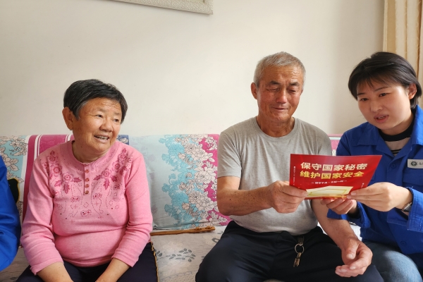 內蒙古電力公司烏海千里山供電公司黨支部、工會、團支部（青工委）開展“蒙電愛心光明行”保密宣傳活動