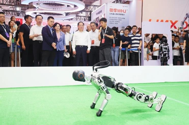 工信部黨組書記、部長(zhǎng)金壯龍參觀調(diào)研2024世界機(jī)器人大會(huì)