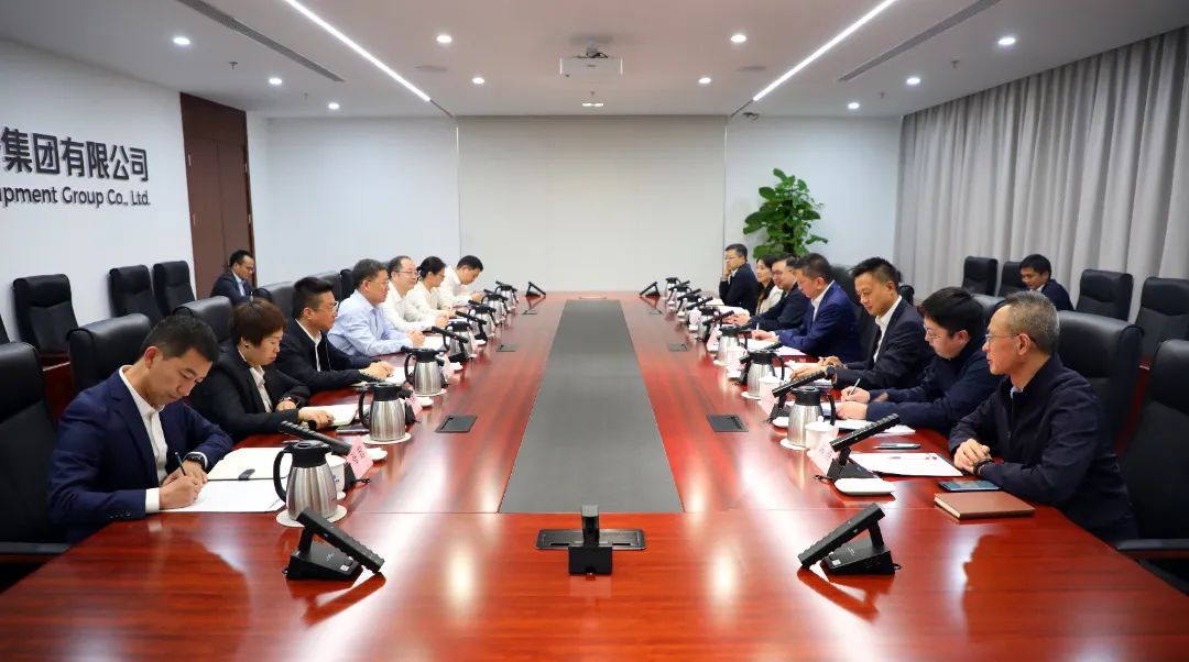 中國電氣裝備黨委書記、董事長李洪鳳會見上海市國資委黨委書記、主任賀青