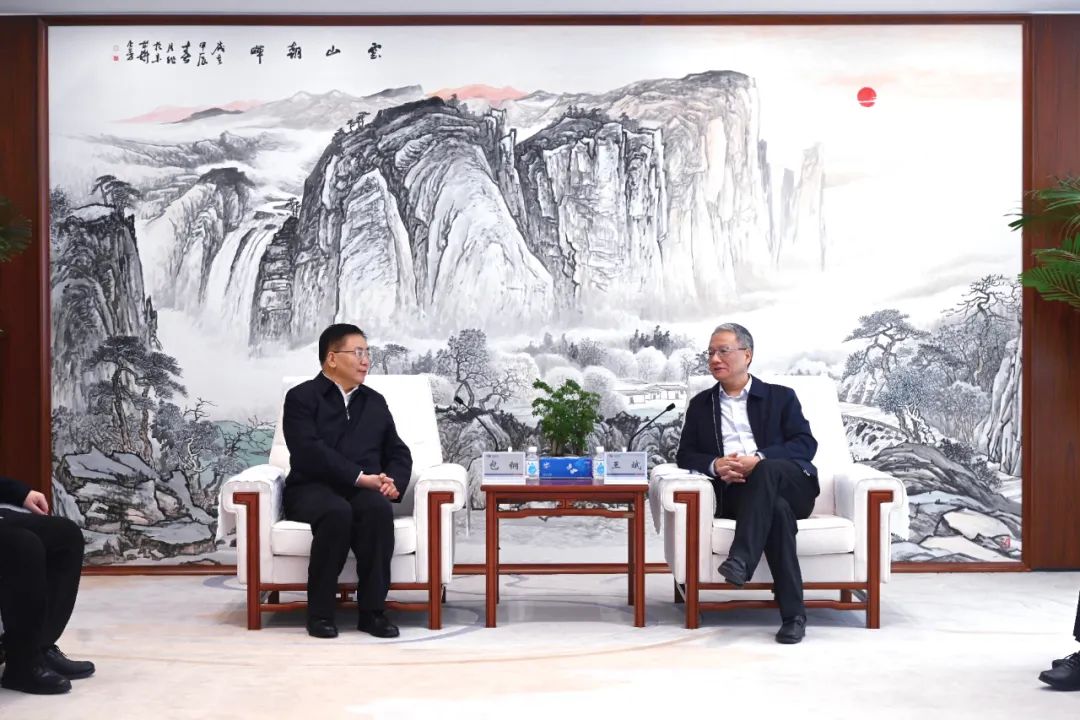 中國電建黨委副書記、總經(jīng)理王斌與內(nèi)蒙古自治區(qū)黨委常委、呼和浩特市委書記包鋼會談