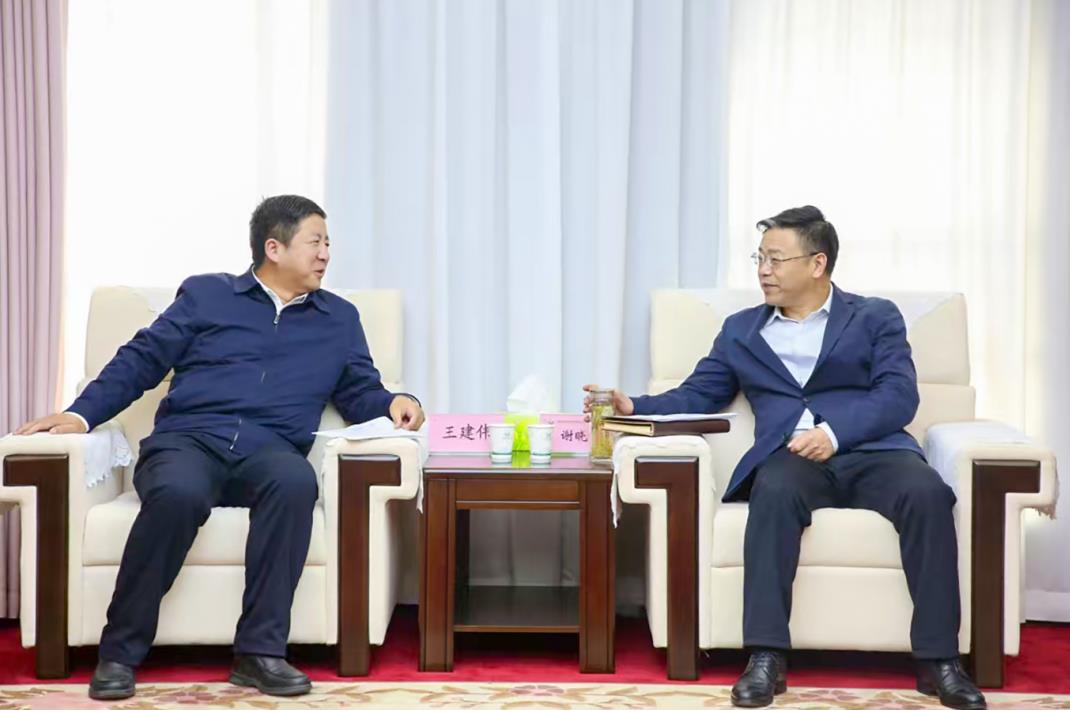 大唐甘肅公司黨委書(shū)記、董事長(zhǎng)王建偉與甘肅能化集團(tuán)黨委書(shū)記、董事長(zhǎng)謝曉鋒會(huì)談