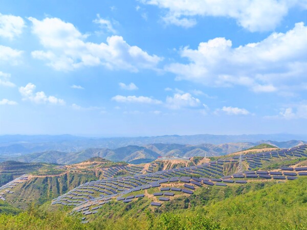 國網綜能山西方山100兆瓦農光互補光伏復合項目全容量并網發(fā)電