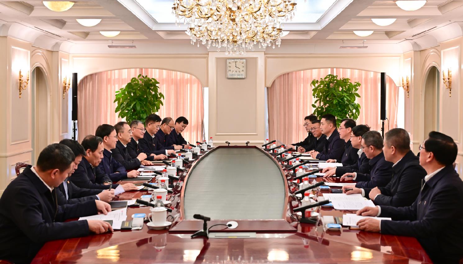 大唐集團(tuán)董事長(zhǎng)鄒磊、總經(jīng)理張傳江與中國(guó)安能董事長(zhǎng)陳奕輝、總經(jīng)理周慶豐會(huì)談