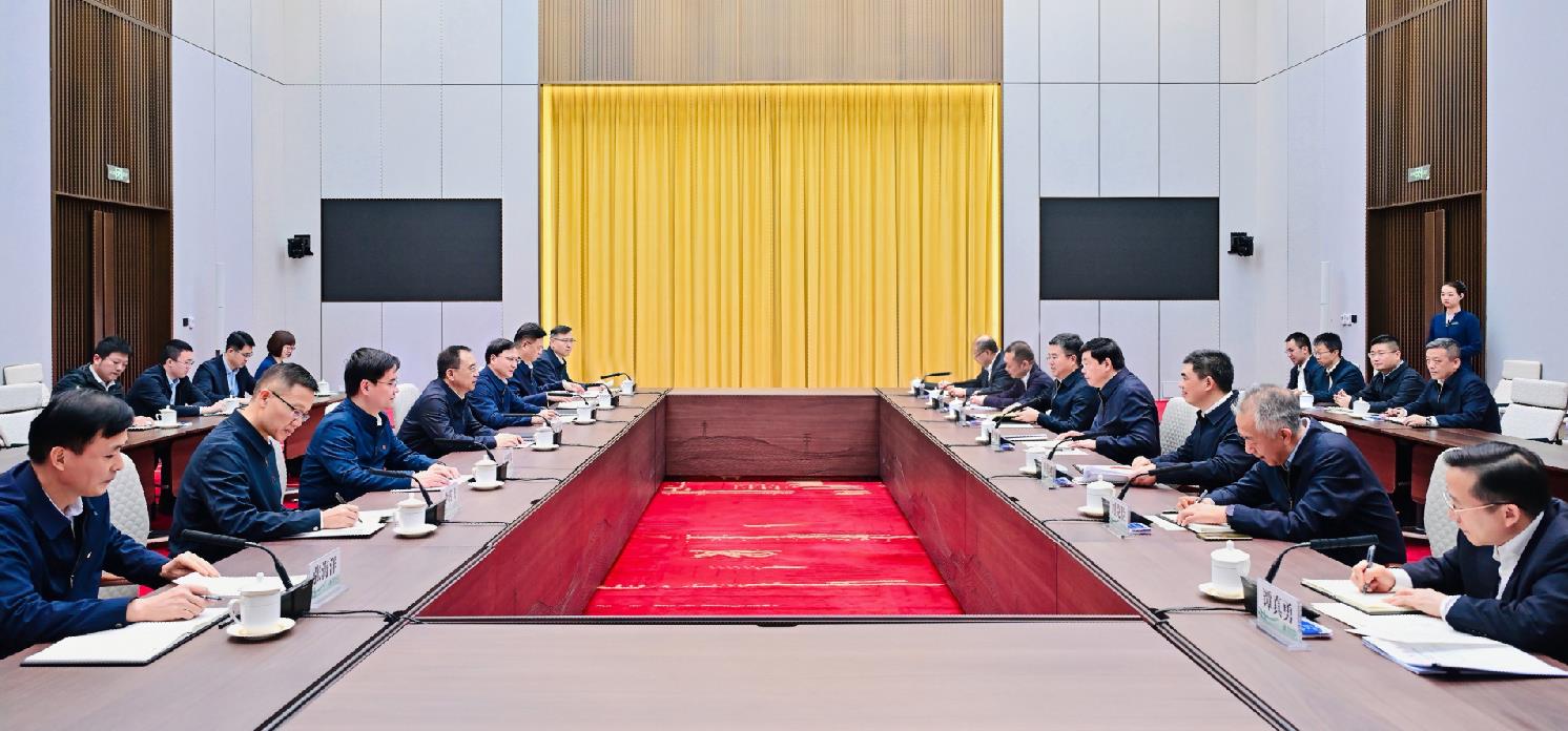 中國(guó)大唐集團(tuán)董事長(zhǎng)鄒磊、總經(jīng)理張傳江與國(guó)家電網(wǎng)董事長(zhǎng)張智剛、總經(jīng)理龐驍剛會(huì)談