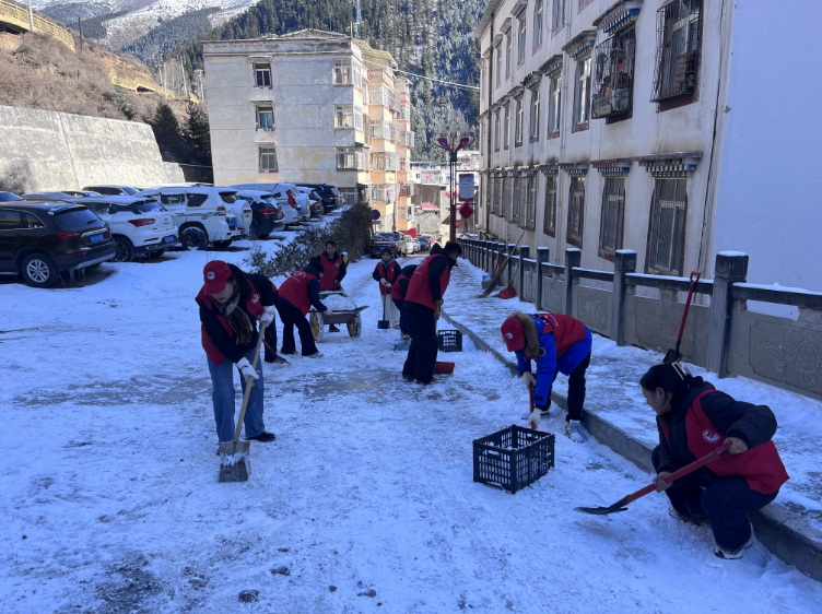 挺膺擔(dān)當(dāng)志愿服務(wù)，清冰除雪保障安全